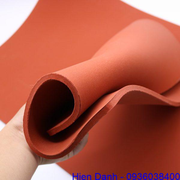 Tấm silicon màu đỏ là điển hình trong những nguyên liệu chế tạo gioăng silicon, thiết bị phụ trợ làm từ silicon, thích hợp sử dụng cho máy ép nhiệt phẳng ( ép áo, gương, kính...) hay cho máy móc ngành may sử dụng làm linh kiện thay thế.